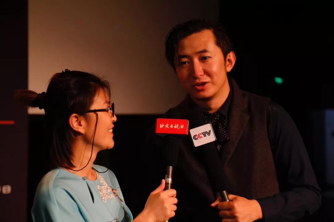 会后王婷婷导演与刘晓邑导演接受中央电视台和北京电视台记者的采访